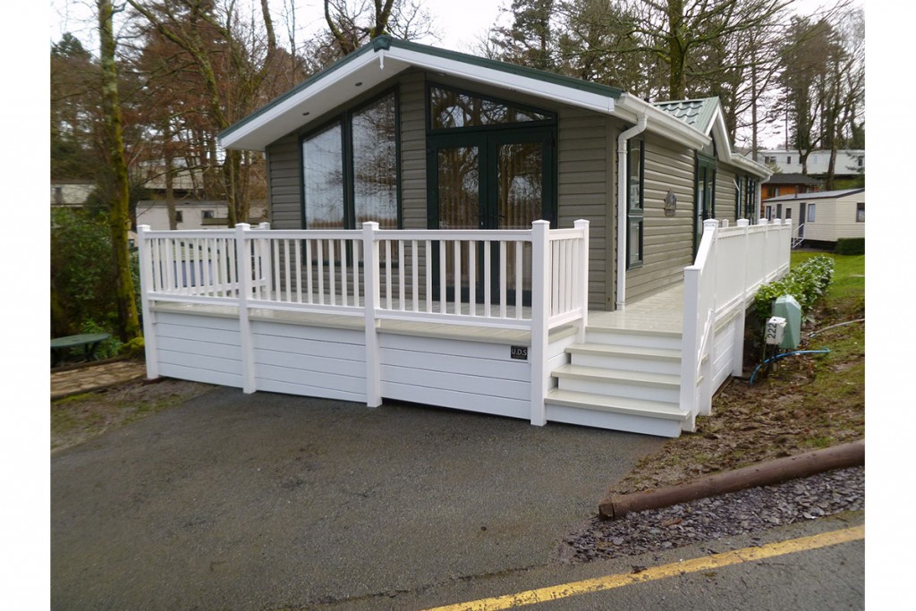 UPVC Decking in White and Cream